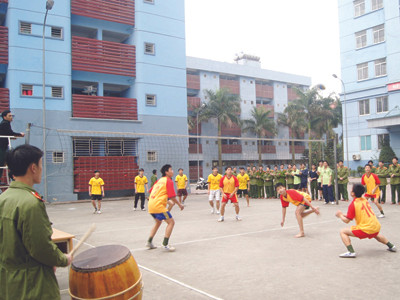 Học viên và chiến sĩ vệ binh Học viện Kỹ thuật Quân sự thi đấu bóng chuyền trong dịp tết. Ảnh: Nguyễn Minh. Học viên và chiến sĩ vệ binh Học viện Kỹ thuật Quân sự thi đấu bóng chuyền trong dịp tết. Ảnh: Nguyễn Minh