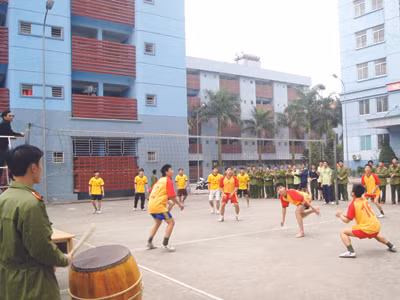 Học viên và chiến sĩ vệ binh Học viện Kỹ thuật Quân sự thi đấu bóng chuyền trong dịp tết. Ảnh: Nguyễn Minh