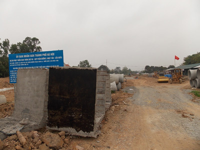 Đường công vụ bị phá khiến công trình trọng điểm của TP Hà Nội bị dừng một thời gian. Ảnh: Trọng Đảng