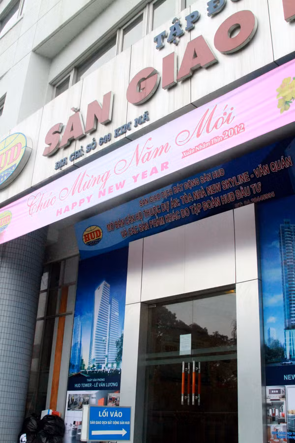 Theo ghi nhận, lượng người đến giao dịch trực tiếp gần như vắng bóng. 