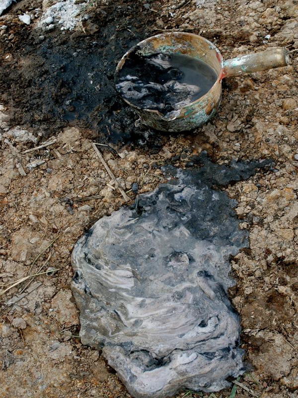 Chưa ai biết đây là chất gì, nhưng khi đụng vào đều thấy ngứa. Ảnh Minh Đức