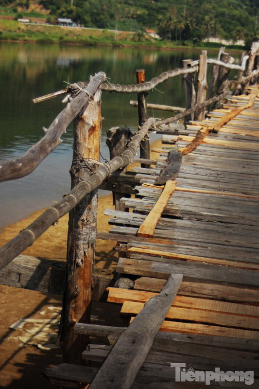 Nín thở đi qua cầu gỗ Ông Cọp chông chênh ảnh 13