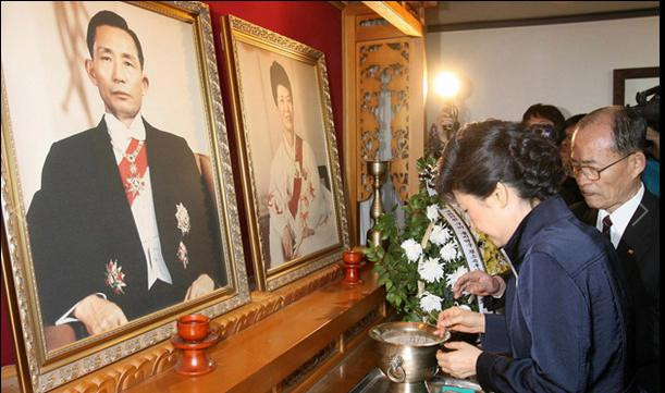 Bà Park Geun Hye, người giành chiến thắng trong cuộc bầu cử tổng thống hôm 19-12 đã trở thành nữ tổng thống đầu tiên của Hàn Quốc. Bà chính là con gái của cựu tổng thống Hàn Quốc Park Chung Hee. Trong ảnh, bà Park Geun Hye đang thắp hương cho cha, ông Park Chung Hee