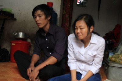 Vợ chồng anh Đức đau đớn trước cái chết của con. 