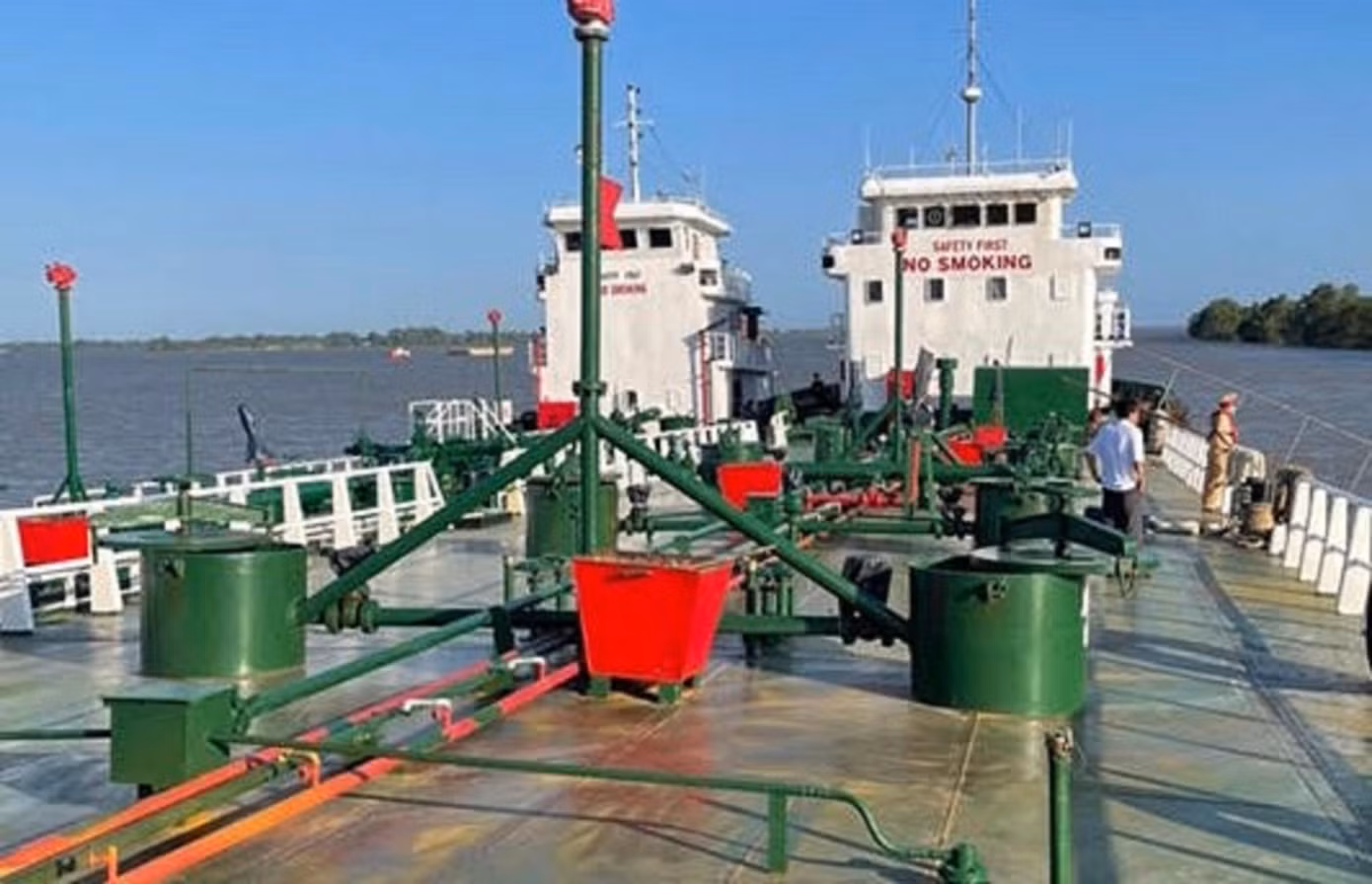 2 chiếc tàu chở xăng lậu trong vụ án.