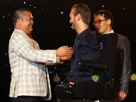 Ông Lê Phước Vũ dành tình cảm nồng nhiệt cho Nick Vujicic trong buổi giao lưu. Ảnh: Vũ Lê. Ông Lê Phước Vũ dành tình cảm nồng nhiệt cho Nick Vujicic trong buổi giao lưu. Ảnh: Vũ Lê