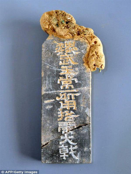 Tấm thẻ bài được tìm thấy trong khu mộ ở An Dương khắc chữ "Ngụy Vũ vương" . Tấm thẻ bài được tìm thấy trong khu mộ ở An Dương khắc chữ