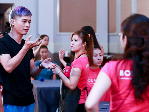 Nam Trung lại khá tất bật với ê-kíp trang điểm