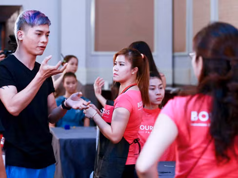 Nam Trung lại khá tất bật với ê-kíp trang điểm