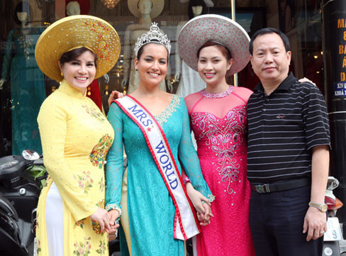 Trước đám cưới một tuần, Thu Vân và ông Sơn còn cùng nhau gặp gỡ Hoa hậu Quý bà Thế giới 2011 April Lufriu - khách mời của bà Kim Hồng tại TP HCM. Trước đám cưới một tuần, Thu Vân và ông Sơn còn cùng nhau gặp gỡ Hoa hậu Quý bà Thế giới 2011 April Lufriu - khách mời của bà Kim Hồng tại TP HCM