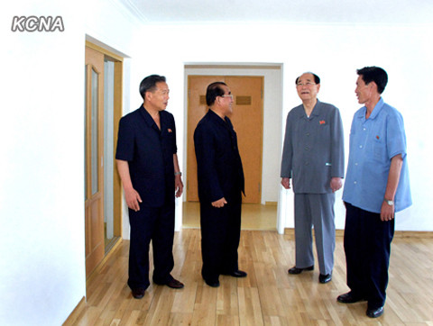 Các quan chức cấp cao của Triều Tiên tới xem một căn hộ mẫu trong khu tổ hợp căn hộ cao cấp. Ảnh: KCNA Các quan chức cấp cao của Triều Tiên tới xem một căn hộ mẫu trong khu tổ hợp căn hộ cao cấp