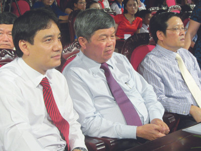 Anh Nguyễn Đắc Vinh, Bí thư Thứ nhất T.Ư Đoàn (bên trái) cùng lãnh đạo VietcomBank và tỉnh Nghệ An tham dự đêm hội, Ảnh Q.Long