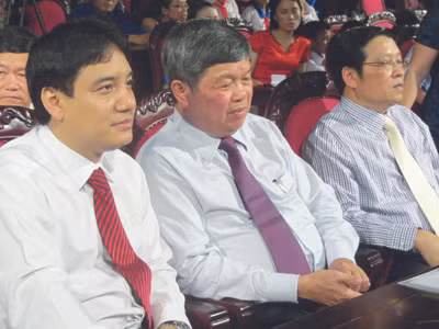 Anh Nguyễn Đắc Vinh, Bí thư Thứ nhất T.Ư Đoàn (bên trái) cùng lãnh đạo VietcomBank và tỉnh Nghệ An tham dự đêm hội, Ảnh Q.Long