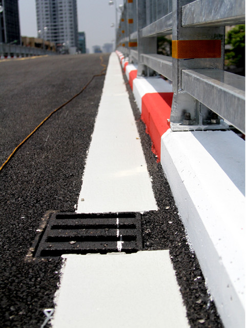 Các cống thoát nước được thiết kế đảm bảo cho nước không đọng trên mặt cầu