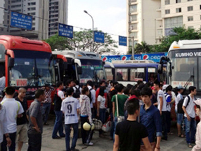 Bến xe Mỹ Đình (TP Hà Nội) luôn trong tình trạng quá tải