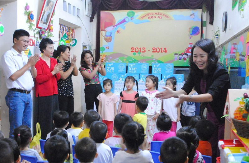 Các em nhỏ Trường MN Họa Mi múa hát tặng các bác đại diện các đơn vị hảo tâm