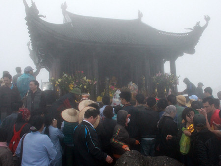 Du khách thập phương thắp hương cầu an tại chùa Đồng