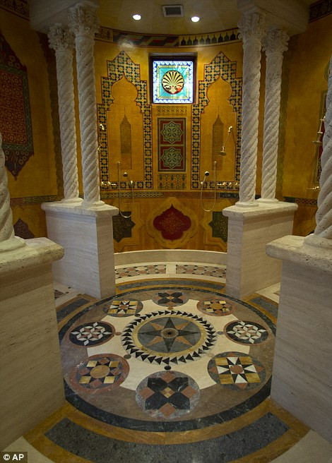 Phòng tắm lớn với vòi sen. Ảnh: AP