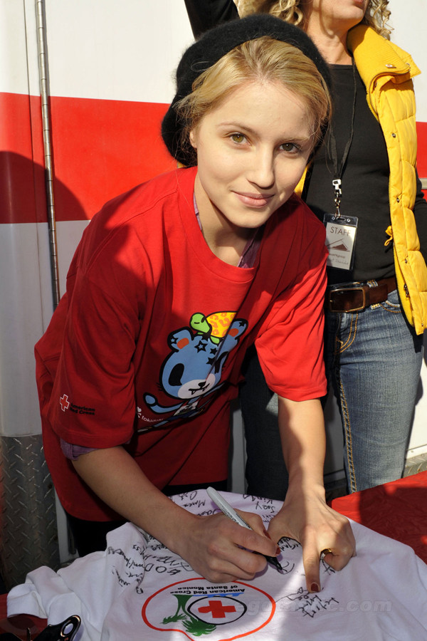 Diễn viên Dianna Agron của series phim truyền hình ăn khác Glee giản gị và năng động với đồ thể thao tham gia cuộc chạy bộ