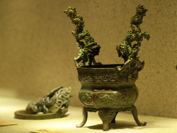 Rồng trang trí trên lư hương bằng đồng (triều Nguyễn, 1802-1945)