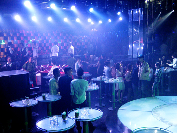 Khi công an kiểm tra vẫn còn nhiều bàn nhậu chưa “tàn”