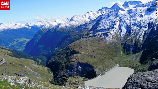 Ảnh chụp ngọn núi Grossglockne của nước Áo có màu trắng của băng tuyết chưa tan . Ảnh chụp ngọn núi Grossglockne của nước Áo có màu trắng của băng tuyết chưa tan