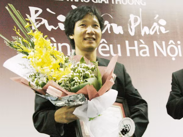 Tác giả Những hóa thạch sống nhận giải Bùi Xuân Phái - Vì tình yêu Hà Nội. Ảnh: Đức Thịnh. Tác giả Những hóa thạch sống nhận giải Bùi Xuân Phái - Vì tình yêu Hà Nội. Ảnh: Đức Thịnh