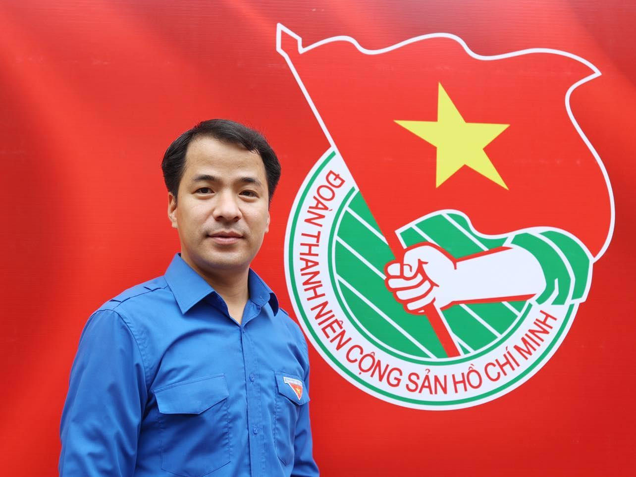 Bí thư Trung ương Đoàn Ngô Văn Cương chụp hình với lá cờ của Đoàn