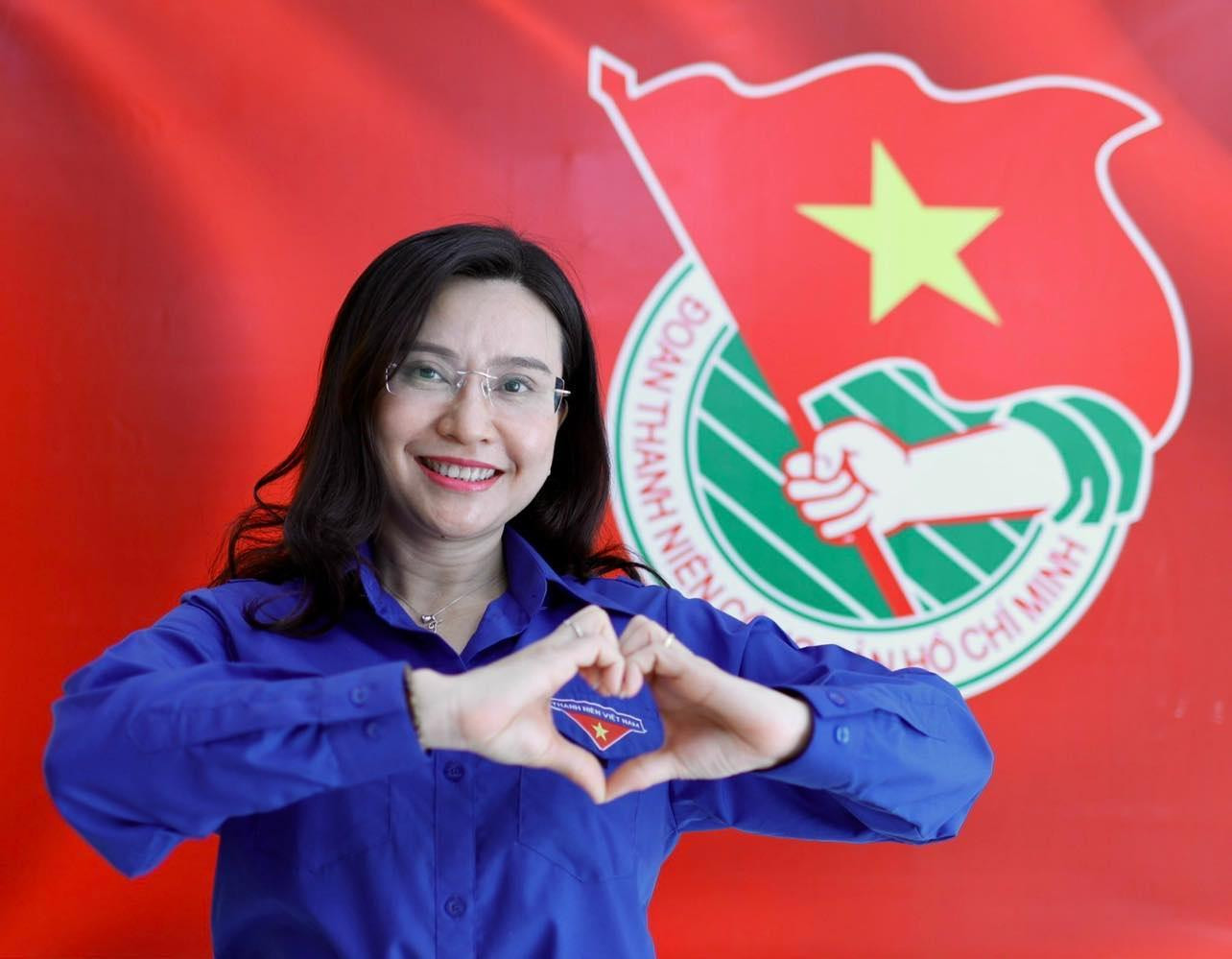 Chị Nguyễn Phạm Duy Trang, Bí thư Trung ương Đoàn, Chủ tịch Hội đồng Đội Trung ương chụp hình với lá cờ của Đoàn