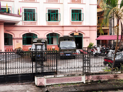 Không có nhiều người quan tâm vụ án trực tiếp đến khu vực toà theo dõi xét xử vì phiên toà vẫn được xử kín và Công an tỉnh Hà Giang đã huy động khá đông lực lượng cảnh sát bảo vệ trật tự trong và ngoài phòng xử