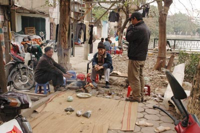 Đây là nơi đêm nào gia đình chị Tựa cũng ngồi trong giá rét mong ngóng con trở về. Đây là nơi đêm nào gia đình chị Tựa cũng ngồi trong giá rét mong ngóng con trở về