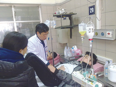 Bệnh nhân Th. bị ngộ độc rượu đang được bác sĩ kiểm tra sức khỏe. Ảnh T.Hà