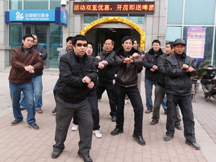 Công nhân nhảy Gangnam Style để đòi nợ 