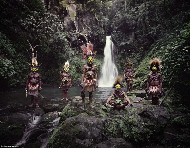 Bộ lạc Wigmen Huli cư trú ở Papua New Guinea và nổi tiếng với mái tóc giả cầu kỳ, nhiều màu sắc