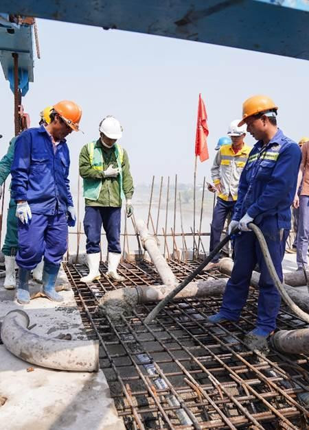 Những mẻ bê tông được bơm đổ hợp long cây cầu dài nhất tuyến cao tốc Mai Sơn- QL45.