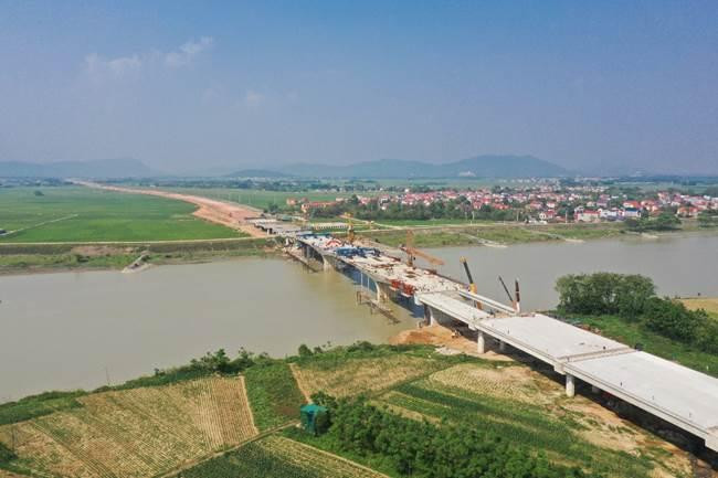 Cầu núi Đọ trên cao tốc Bắc - Nam bắc qua sông Chu, đoạn qua địa phận huyện Thiệu Hoá, tỉnh Thanh Hoá.