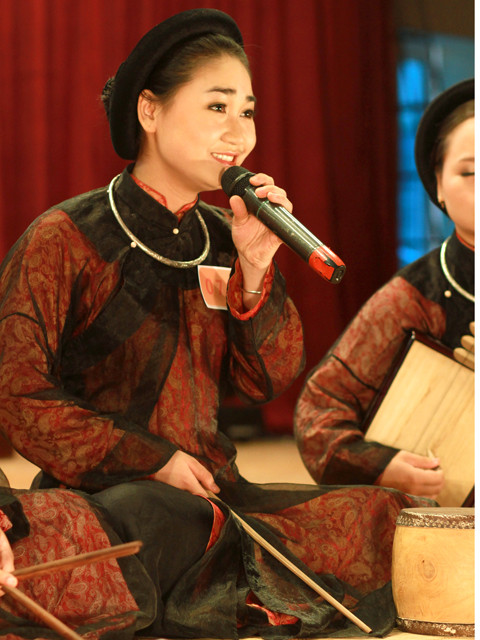 Thùy Chi duyên dáng với khăn xếp, áo dài