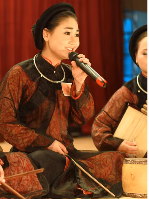 Thùy Chi duyên dáng với khăn xếp, áo dài