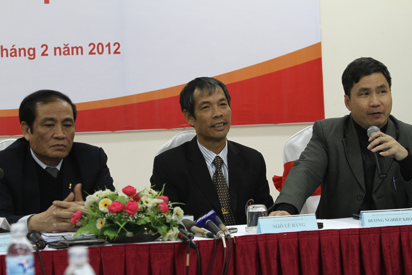 ông Ngô Lê Bằng (ngồi giữa) được biết tới như một người hiền lành và thân thiện