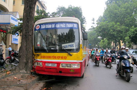 Chủ tịch UBND TP Hà Nội: "Đừng để người dân coi xe buýt là hung thần". Chủ tịch UBND TP Hà Nội: