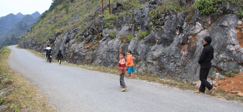 ...và thả dốc lại đoạn đường vừa đi qua. Ảnh: Trường Phong