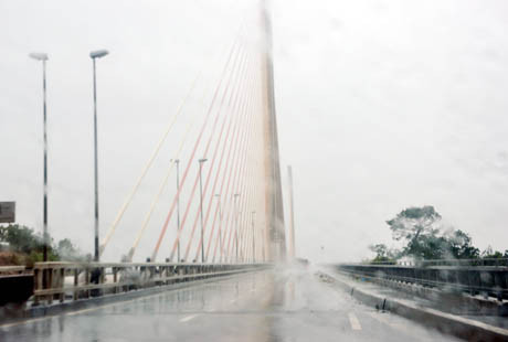 Sở GTVT đã bắt đầu thực hiện việc cấm người đi bộ, phương tiện thô sơ và xe mô tô qua cầu Bãi Cháy