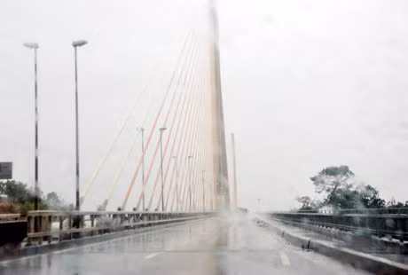 Sở GTVT đã bắt đầu thực hiện việc cấm người đi bộ, phương tiện thô sơ và xe mô tô qua cầu Bãi Cháy