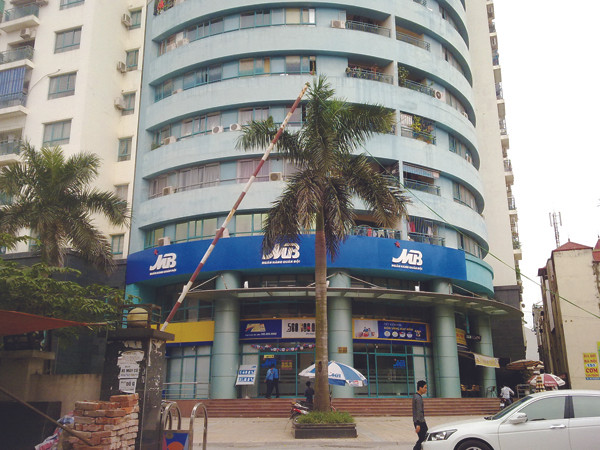 Nhiều người dân tại chung cư 151A Nguyễn Đức Cảnh nhiều năm chờ sổ đỏ. Ảnh: Minh Tuấn