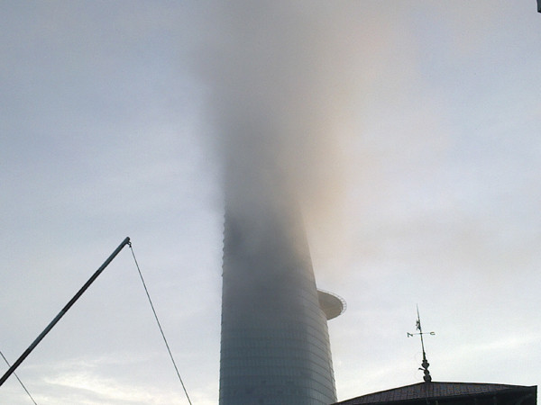 Người dân bảo cháy, khói bốc ngợp trời. Đại diện tòa nhà bảo: Sương mù