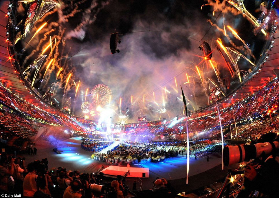 Màn pháo hoa mở màn cho buổi lễ bế mạc Olympic 2012 tại thủ đô London, Anh
