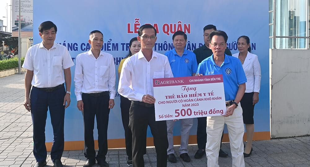 Các đơn vị trên địa bàn tỉnh Bến Tre ủng hộ tiền mua sổ BHXH, thẻ BHYT tặng người dân khó khăn.