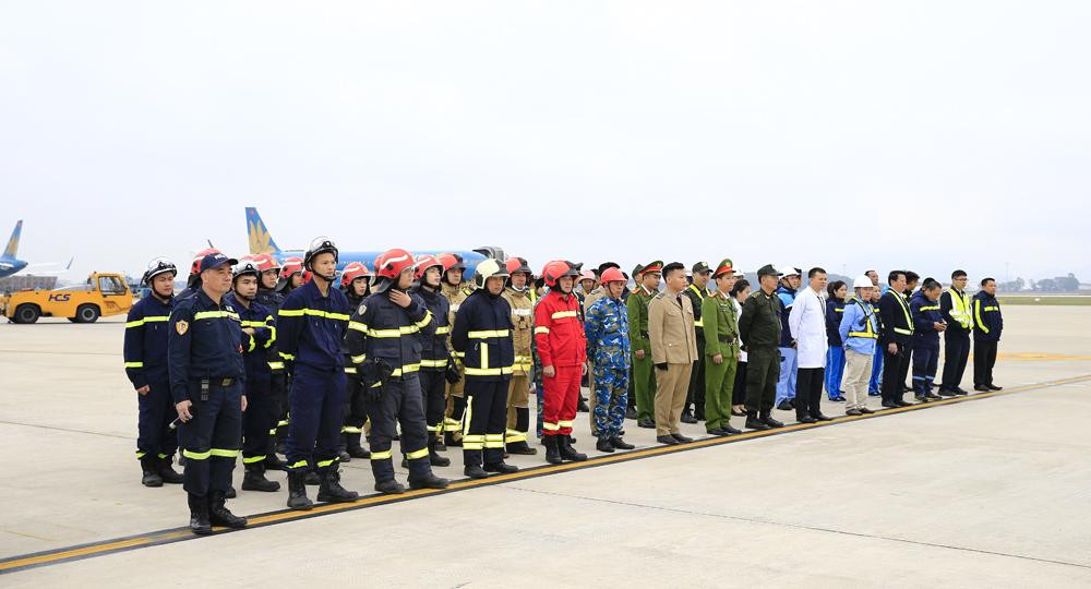 Toàn cảnh đông đảo lực lượng tham gia Diễn tập khẩn nguy năm 2022