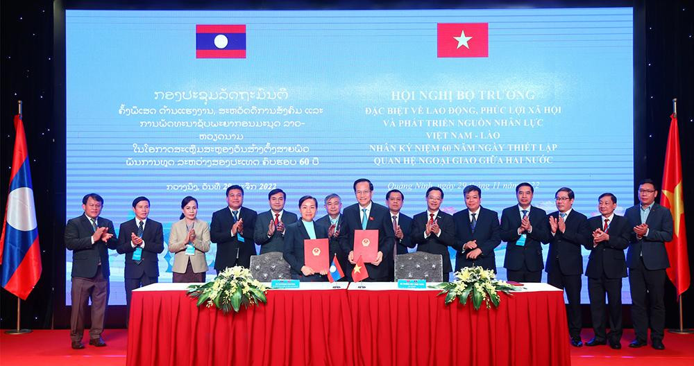 Bộ trưởng LĐ-TB-XH Việt Nam và Bộ trưởng Bộ Lao động – Phúc lợi xã hội Lào ký kết Thỏa thuận hợp tác về lĩnh vực phát triển nguồn nhân lực. Bộ trưởng LĐ-TB-XH Việt Nam và Bộ trưởng Bộ Lao động – Phúc lợi xã hội Lào ký kết Thỏa thuận hợp tác về lĩnh vực phát triển nguồn nhân lực.