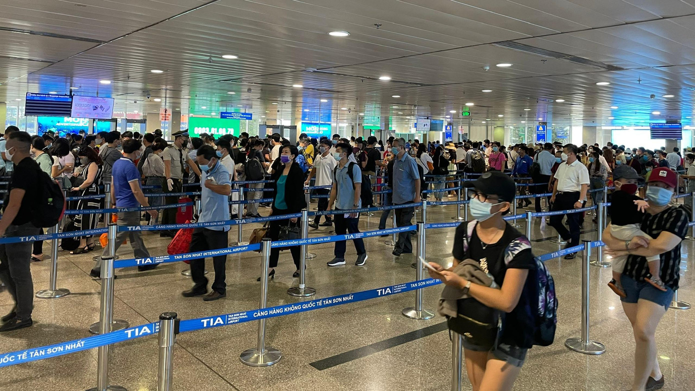 Nhà ga sân bay Tân Sơn Nhất thường xuyên quá tải mỗi dịp cao điểm. Nhà ga sân bay Tân Sơn Nhất thường xuyên quá tải mỗi dịp cao điểm.